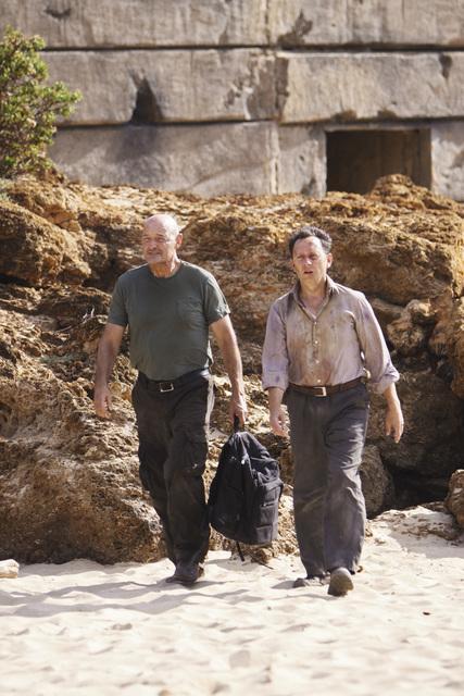 Still of Michael Emerson and Terry O'Quinn in Dinge (2004)