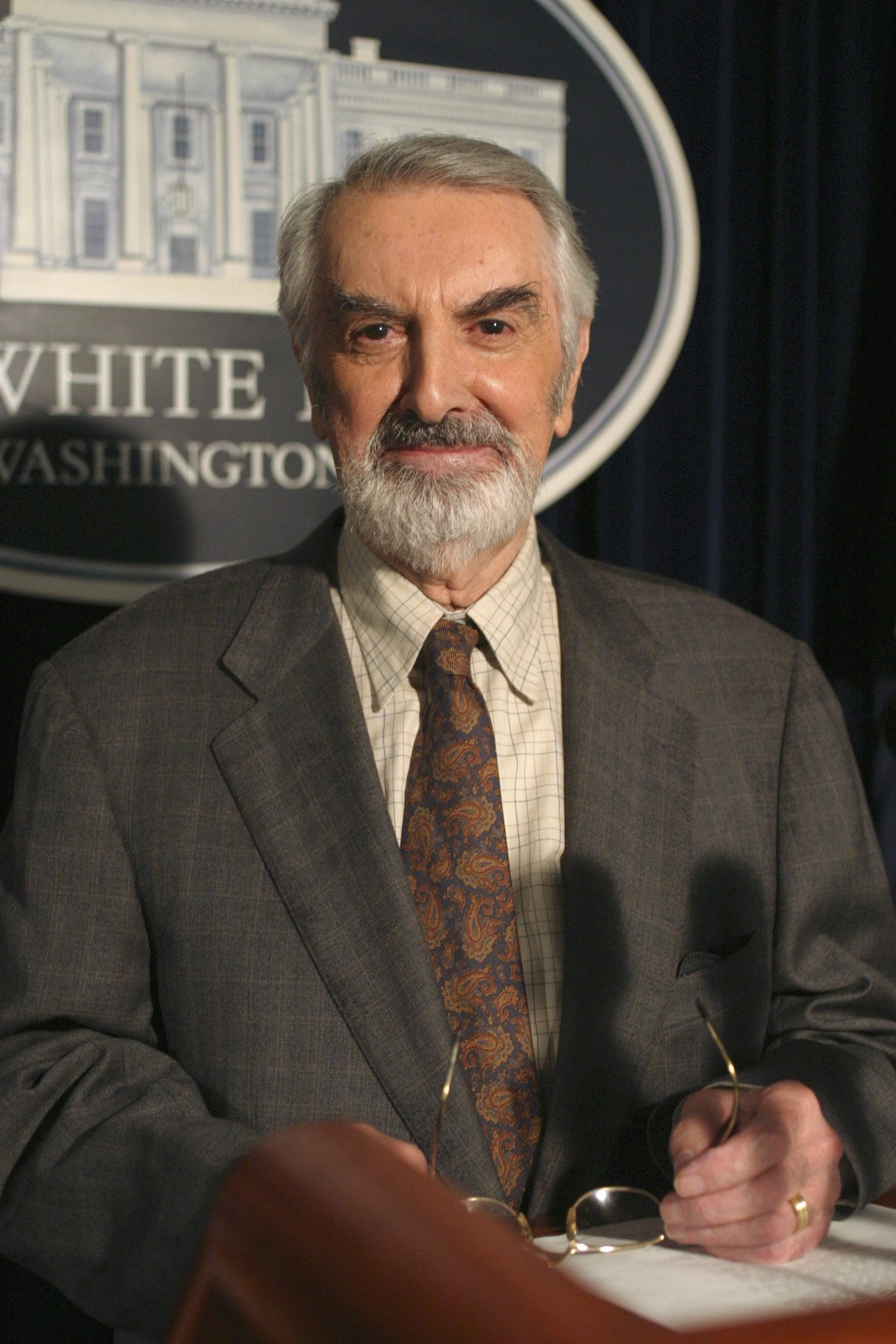 Milo O'Shea at event of The West Wing (1999)