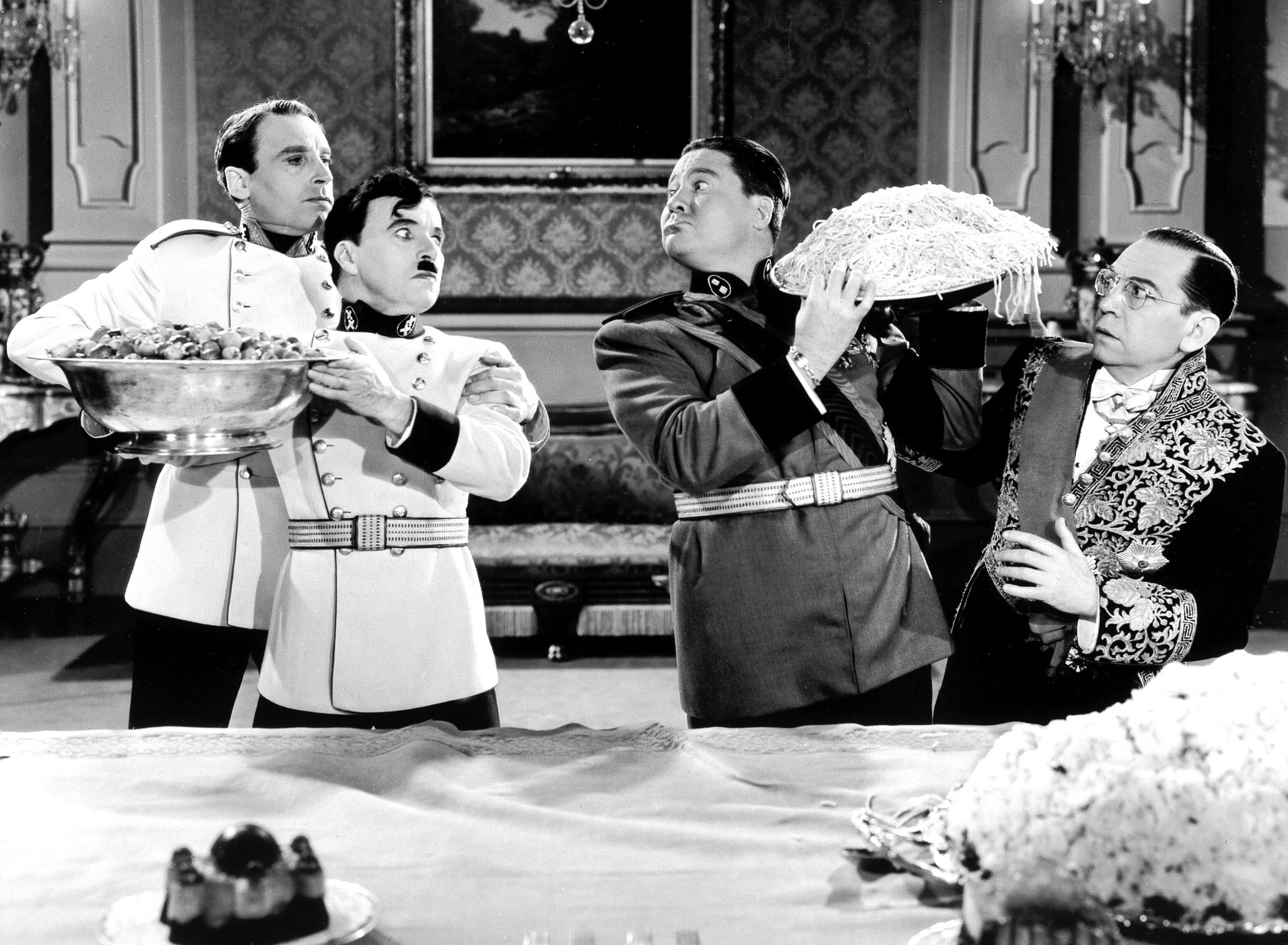 Still of Charles Chaplin, Henry Daniell, Carter DeHaven and Jack Oakie in The Great Dictator (1940)