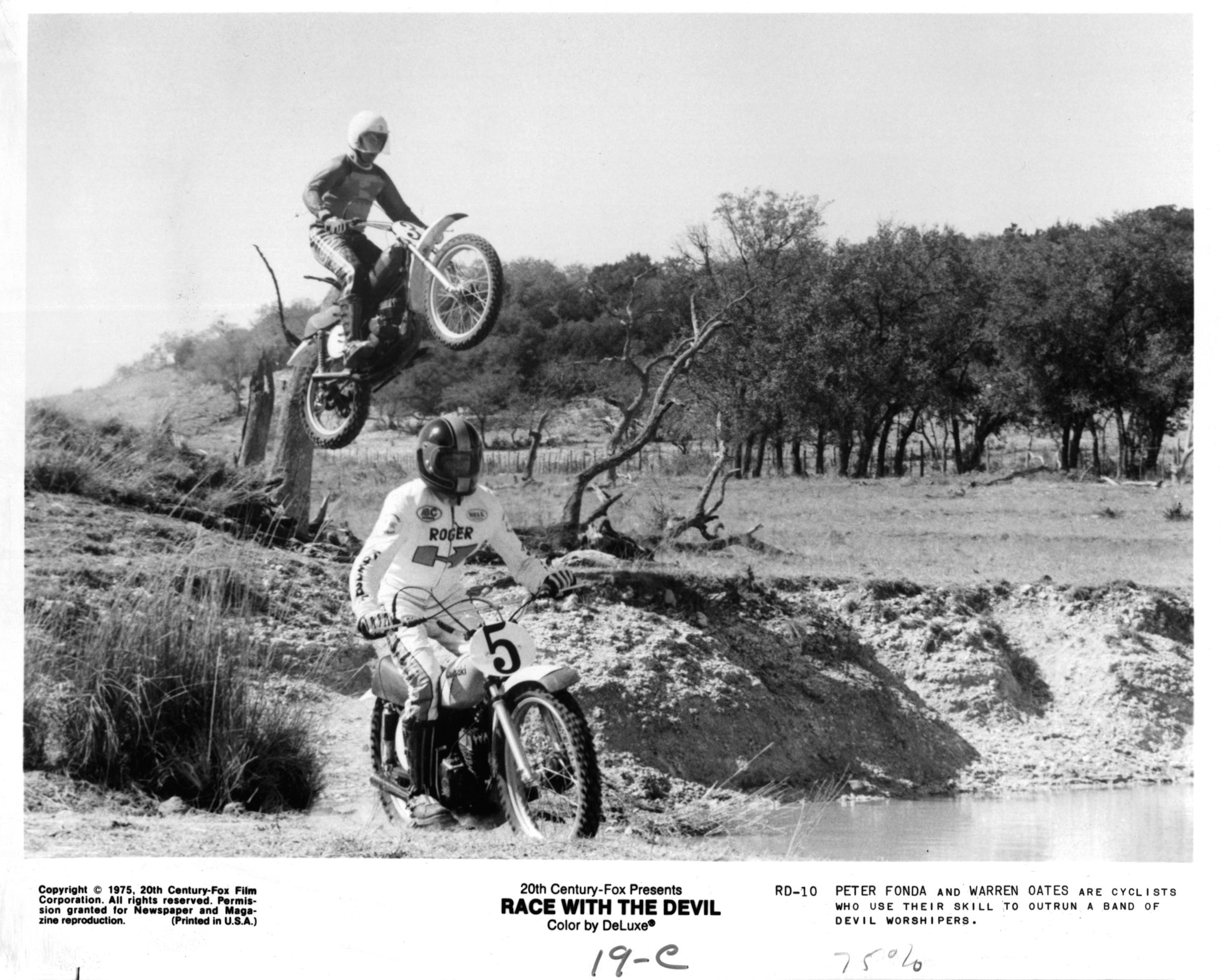 Still of Peter Fonda and Warren Oates in Race with the Devil (1975)