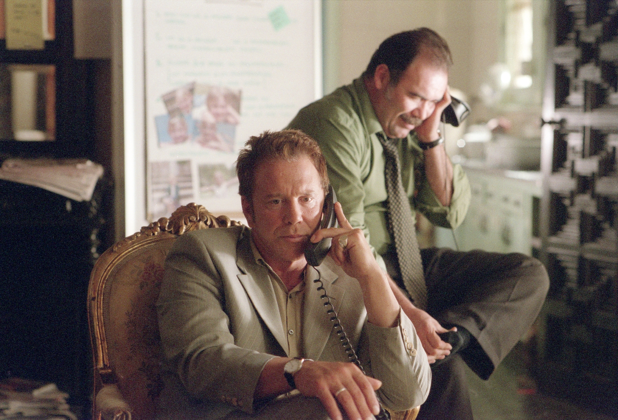 Still of Mickey Rourke and Jesús Ochoa in Degantis zmogus (2004)