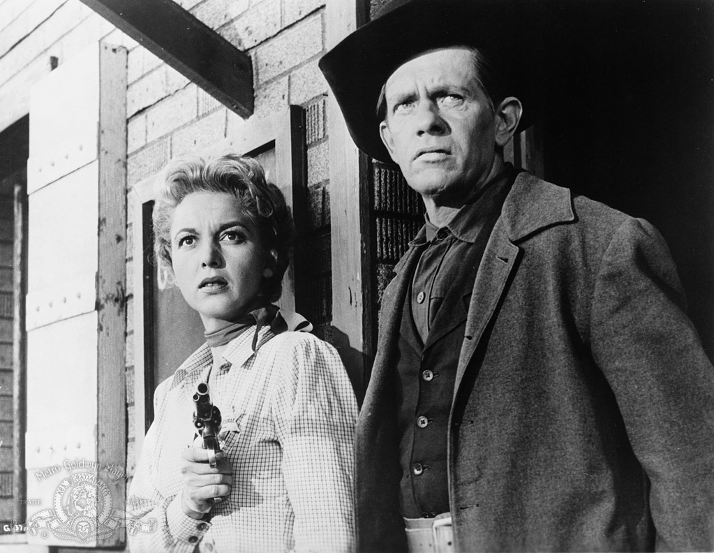 Still of Beverly Garland and George Offerman Jr. in Gunslinger (1956)