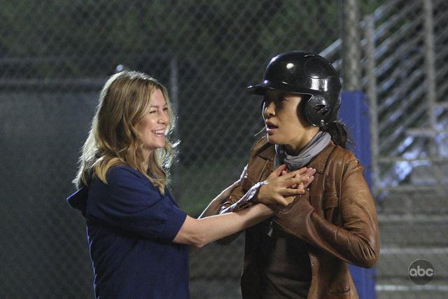 Still of Sandra Oh and Ellen Pompeo in Grei anatomija (2005)