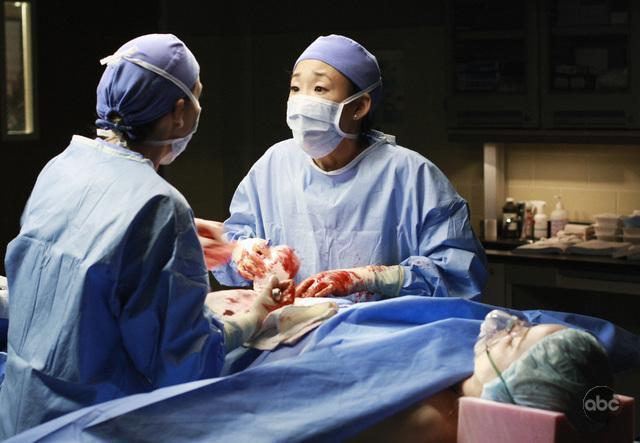 Still of Sandra Oh and Ellen Pompeo in Grei anatomija (2005)