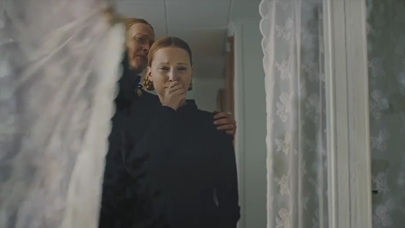 Still of Enni Ojutkangas and Anna-Maija Valonen in Scanoffice - Omenapuu commercial (2013)