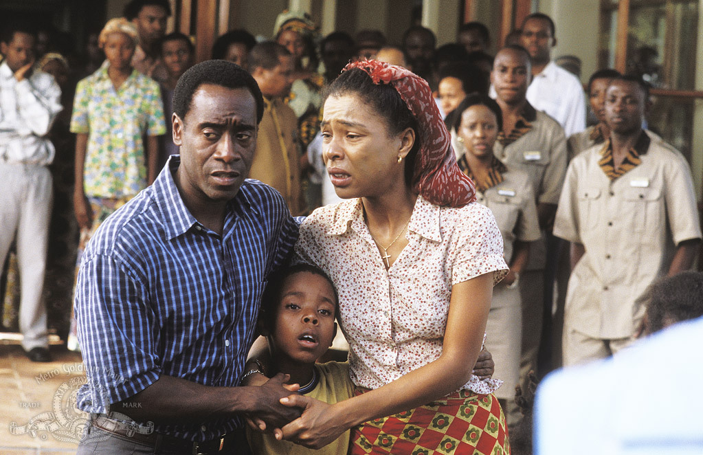 Still of Don Cheadle and Sophie Okonedo in Ruandos viesbutis (2004)