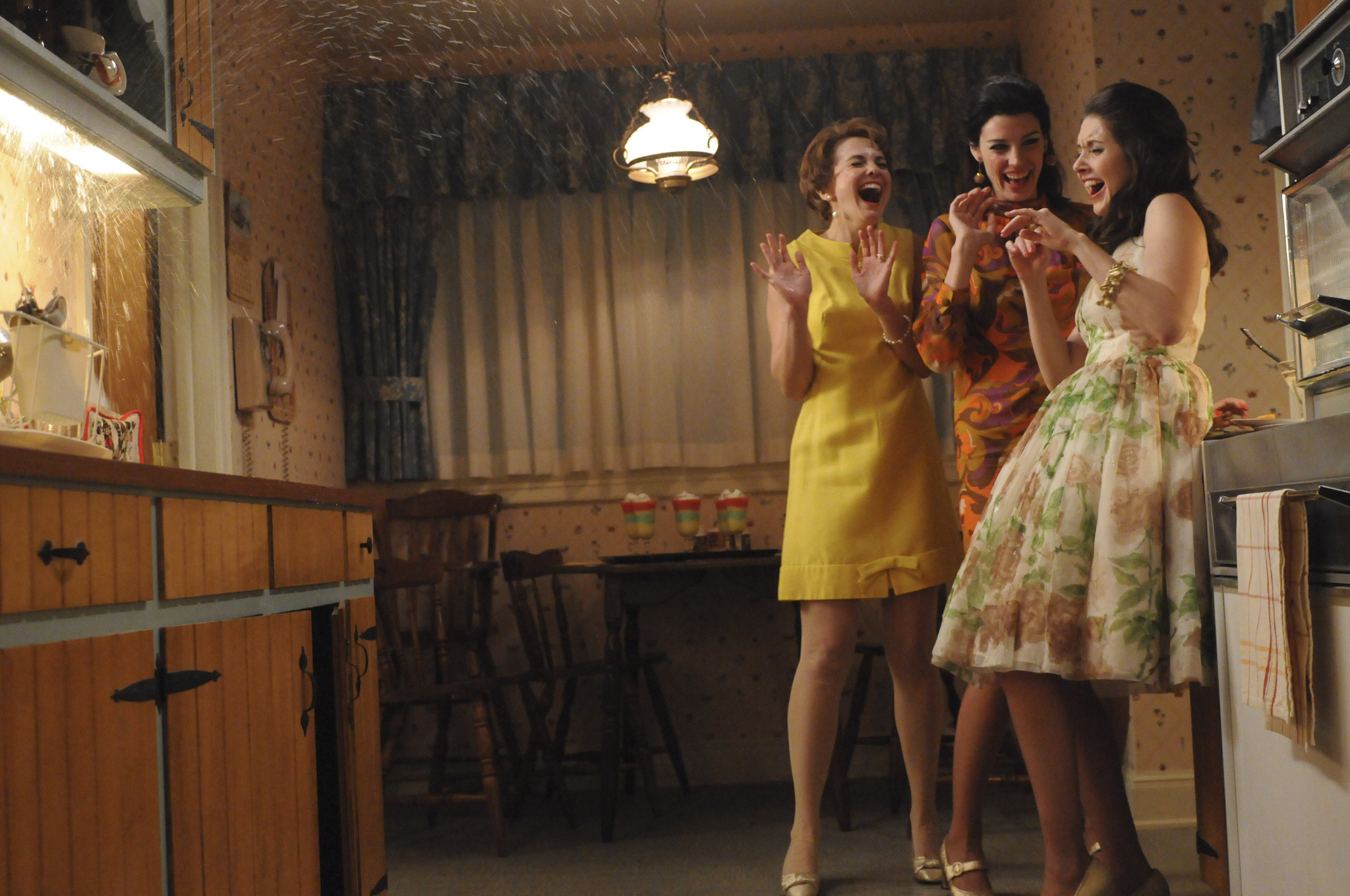 Still of Larisa Oleynik and Alison Brie in MAD MEN. Reklamos vilkai (2007)