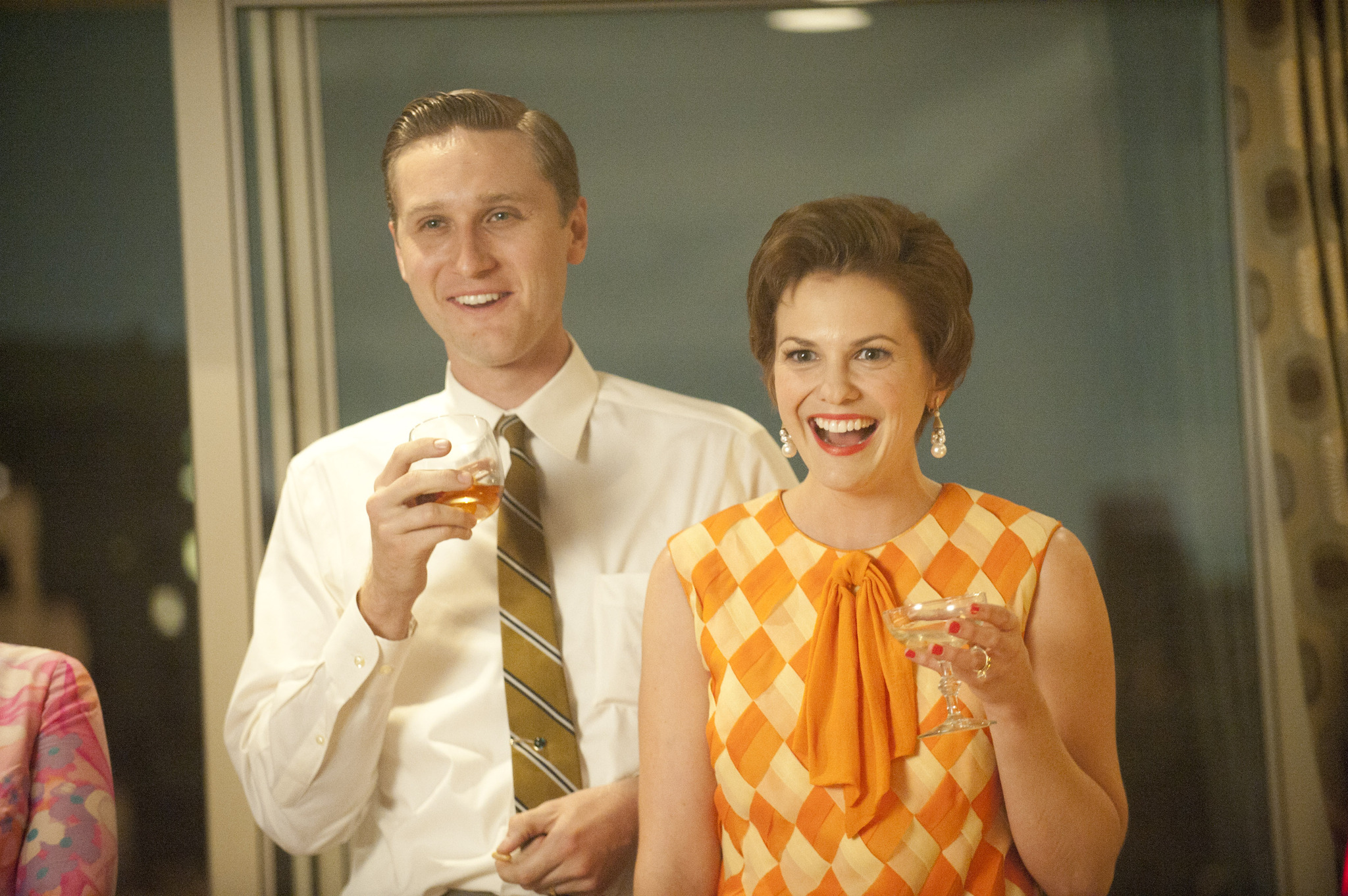 Still of Larisa Oleynik and Aaron Staton in MAD MEN. Reklamos vilkai (2007)