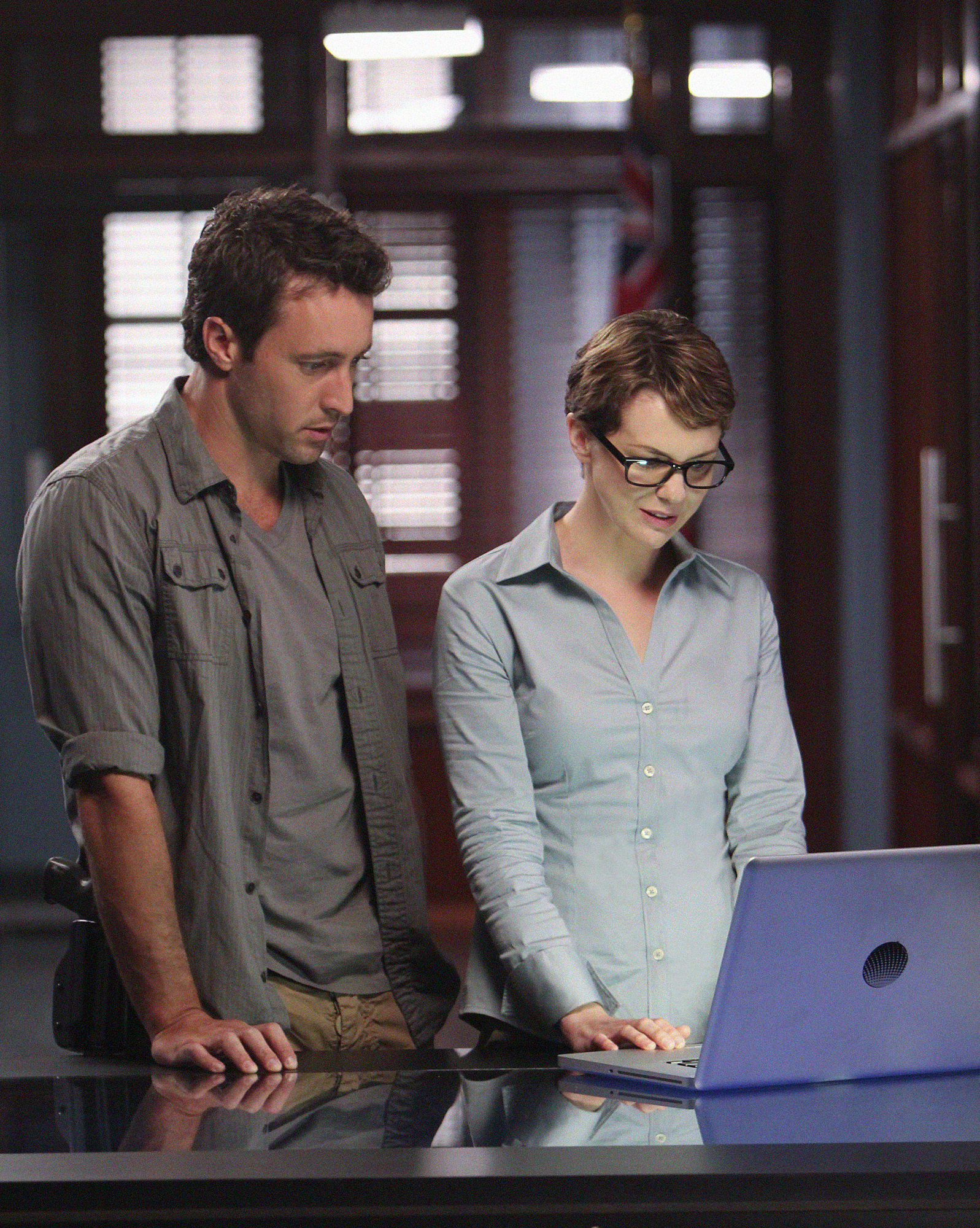 Still of Larisa Oleynik and Alex O'Loughlin in Hawaii Five-0 (2010)