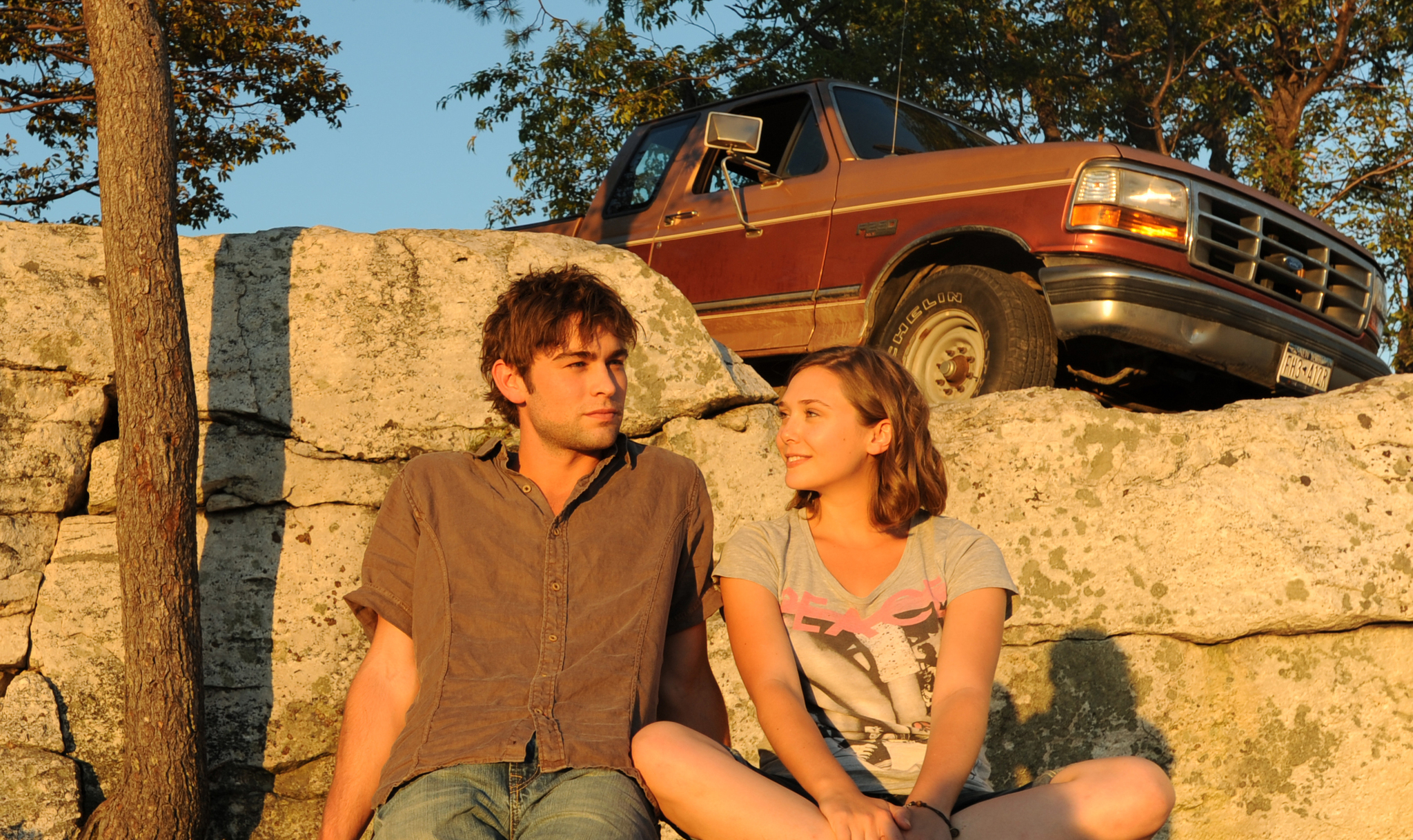 Still of Elizabeth Olsen and Chace Crawford in Peace, Love, & Misunderstanding (2011)