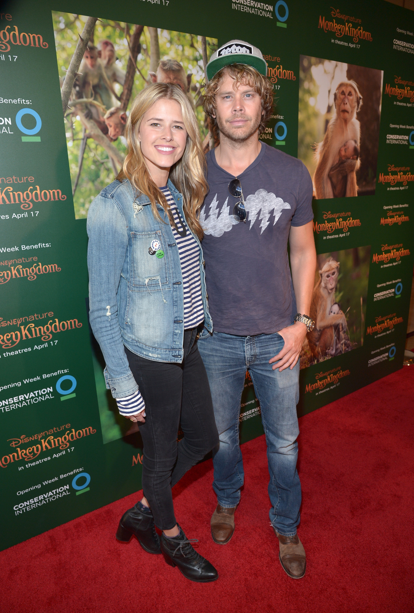 Eric Christian Olsen and Sarah Wright at event of Monkey Kingdom (2015)