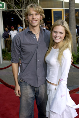 Maggie Lawson and Eric Christian Olsen at event of Dumb and Dumberer: When Harry Met Lloyd (2003)