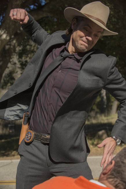 Still of Timothy Olyphant, Brent Sexton and Hunter Mosley in Justified (2010)