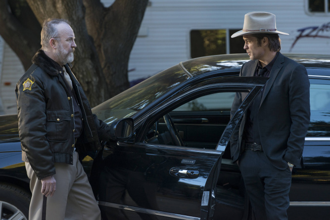 Still of Jim Beaver and Timothy Olyphant in Justified (2010)