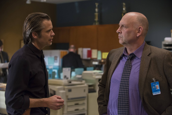 Still of Timothy Olyphant and Nick Searcy in Justified (2010)