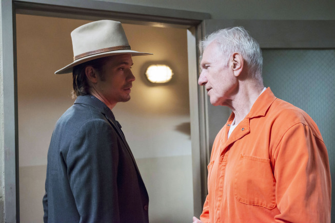 Still of Raymond J. Barry and Timothy Olyphant in Justified (2010)