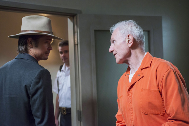 Still of Raymond J. Barry and Timothy Olyphant in Justified (2010)