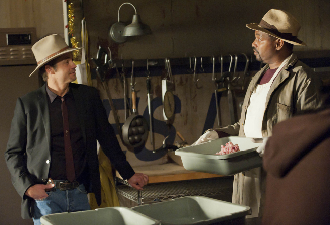 Still of Timothy Olyphant and Mykelti Williamson in Justified (2010)