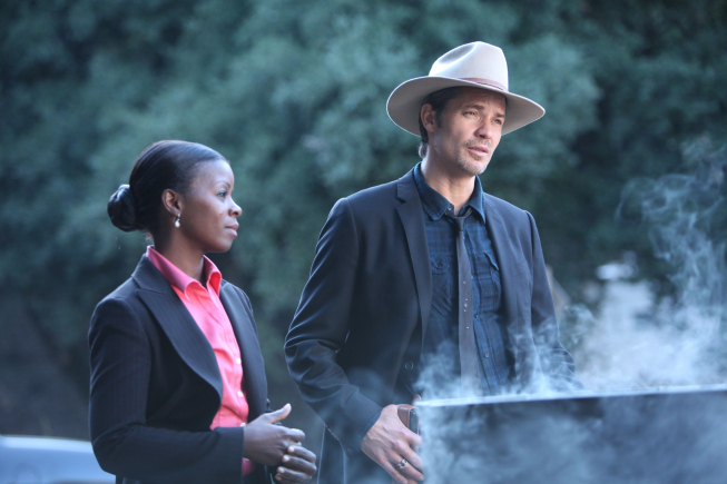 Still of Timothy Olyphant and Erica Tazel in Justified (2010)