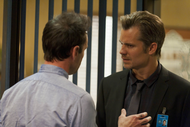 Still of Walton Goggins and Timothy Olyphant in Justified (2010)