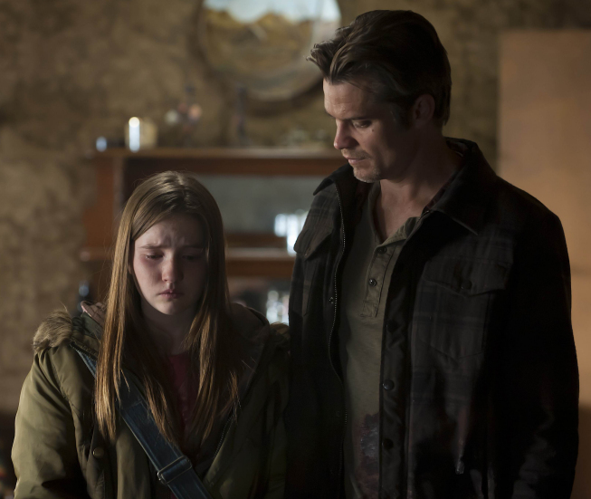 Still of Timothy Olyphant and Kaitlyn Dever in Justified (2010)