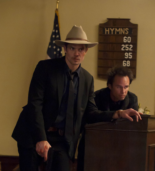 Still of Walton Goggins and Timothy Olyphant in Justified (2010)