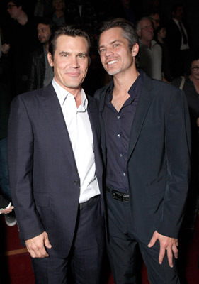 Josh Brolin and Timothy Olyphant at event of Tikras isbandymas (2010)