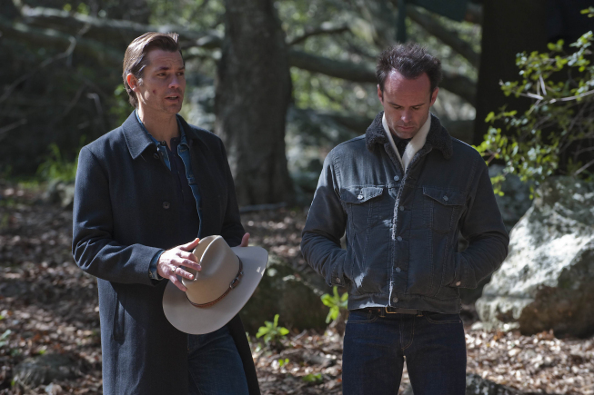 Still of Walton Goggins and Timothy Olyphant in Justified (2010)