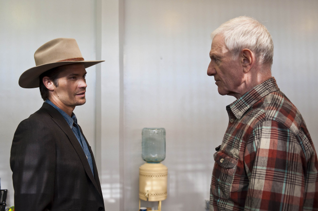 Still of Raymond J. Barry and Timothy Olyphant in Justified (2010)