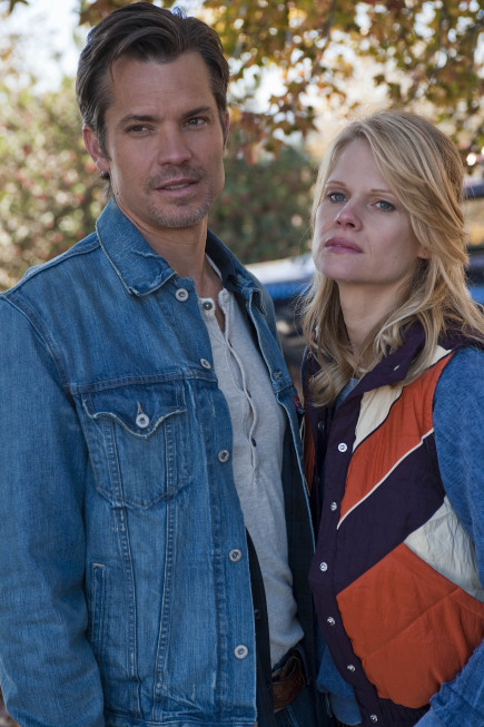 Still of Joelle Carter and Timothy Olyphant in Justified (2010)