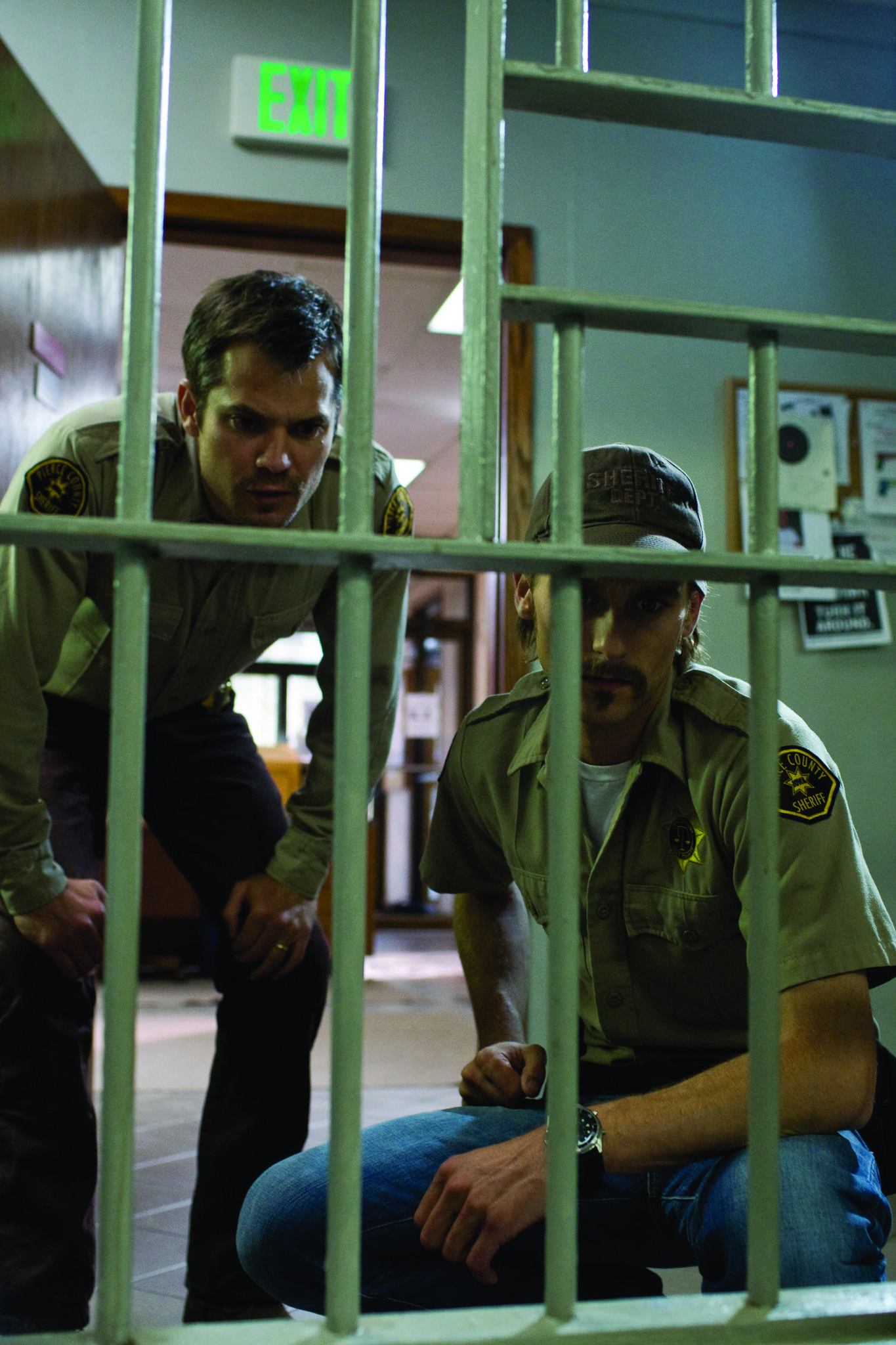 Still of Timothy Olyphant and Joe Anderson in Beprociai (2010)