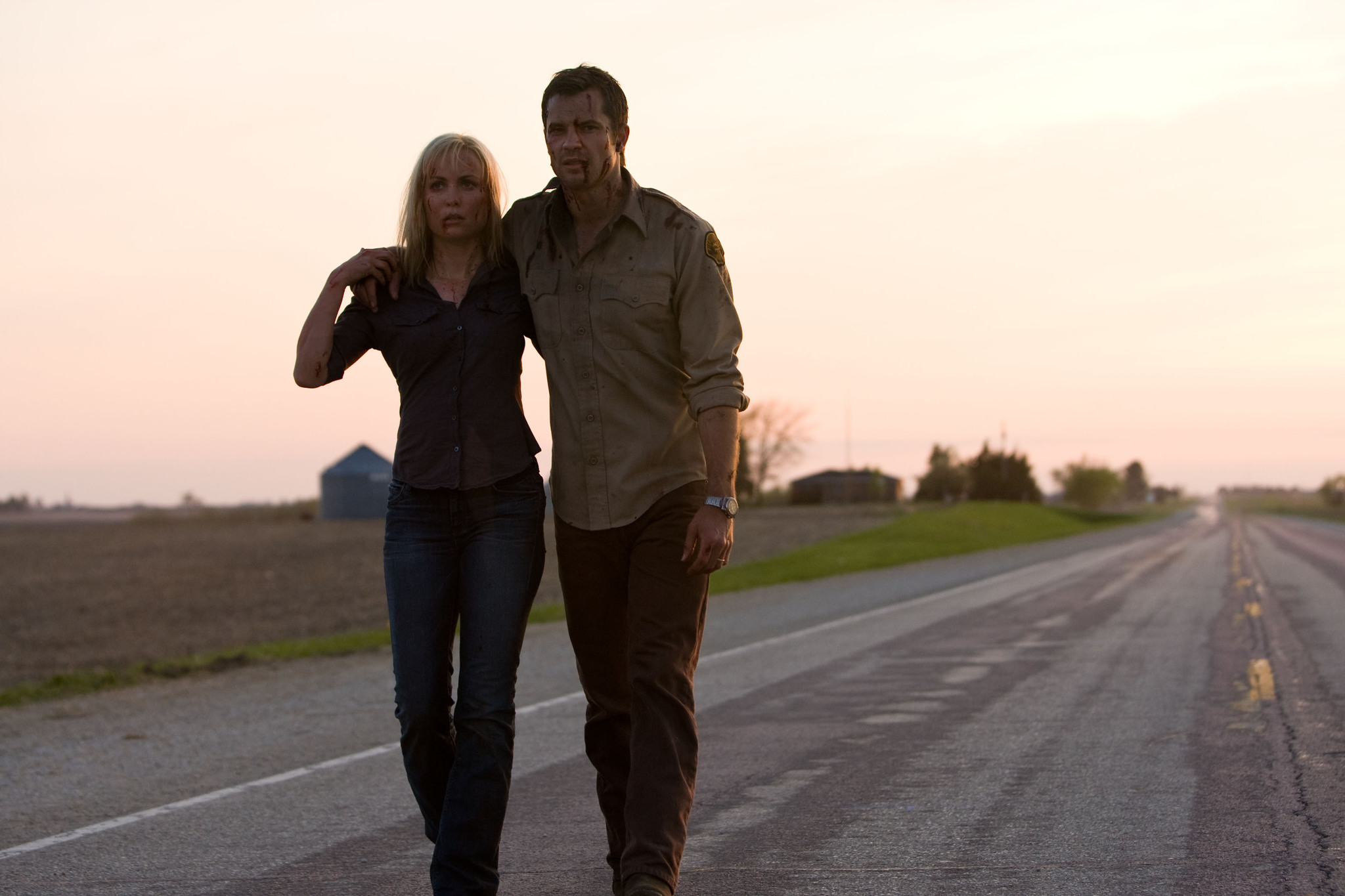 Still of Radha Mitchell and Timothy Olyphant in Beprociai (2010)