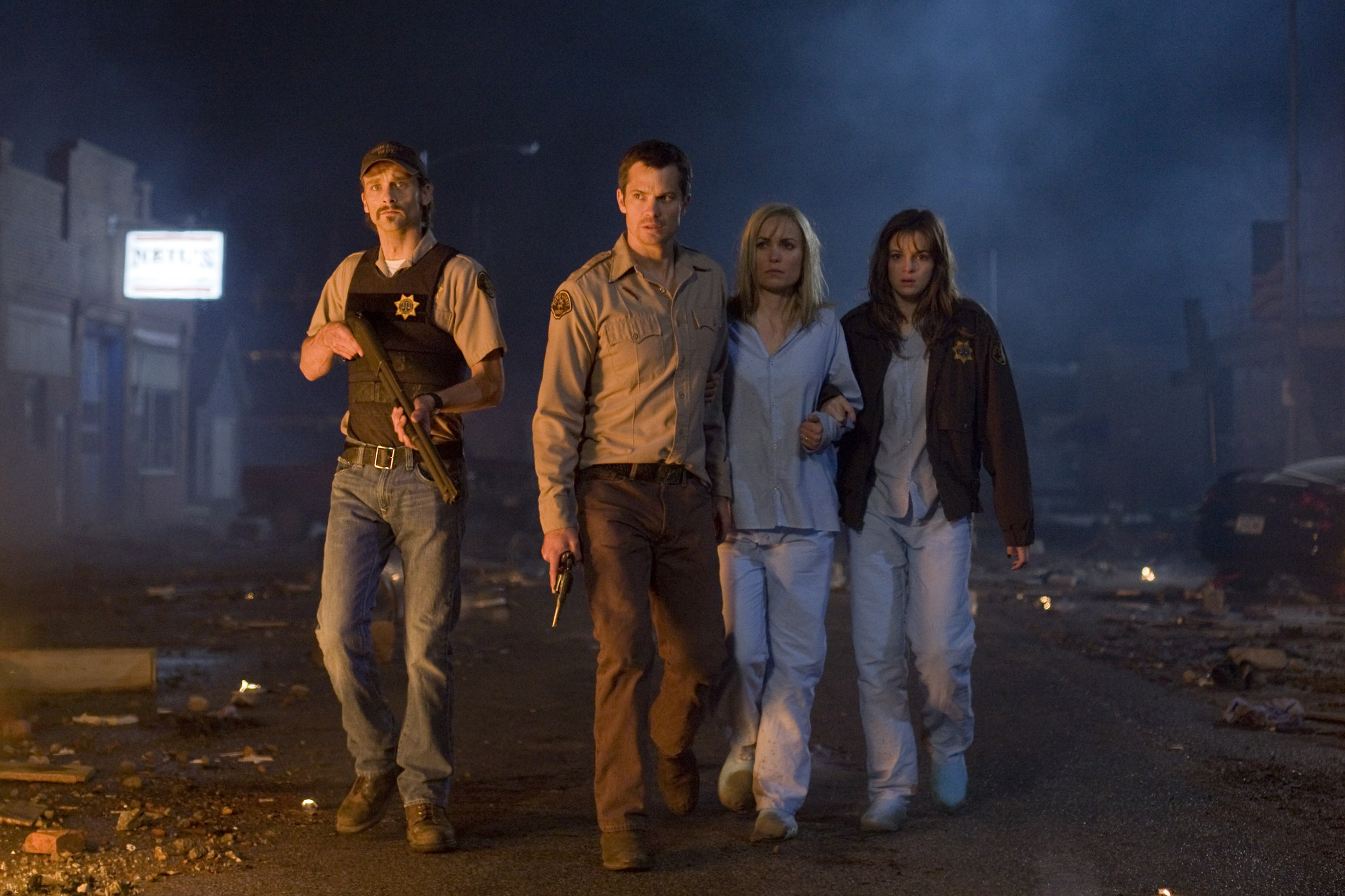 Still of Radha Mitchell, Timothy Olyphant, Danielle Panabaker and Joe Anderson in Beprociai (2010)