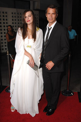Milla Jovovich and Timothy Olyphant at event of A Perfect Getaway (2009)