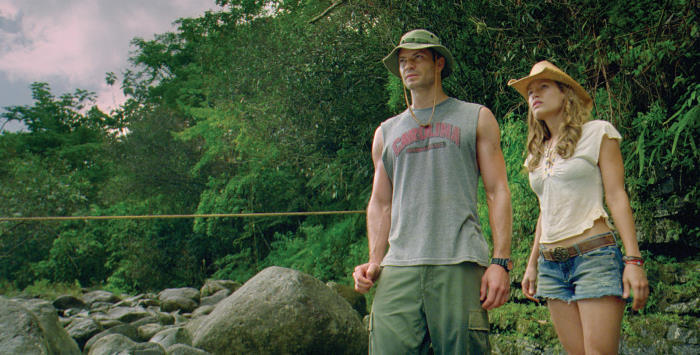Still of Timothy Olyphant and Kiele Sanchez in A Perfect Getaway (2009)