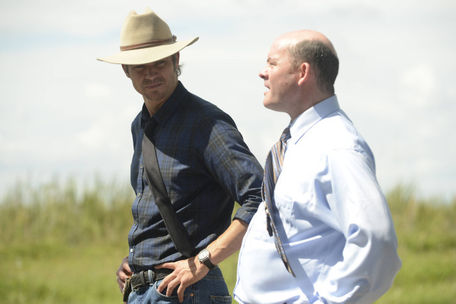 Still of David Koechner and Timothy Olyphant in Justified (2010)