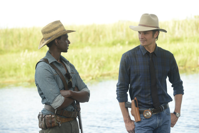 Still of Timothy Olyphant and Edi Gathegi in Justified (2010)