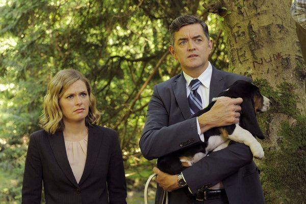 Still of Maggie Lawson and Timothy Omundson in Aiskiaregys (2006)