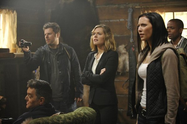 Still of Kate Rogal, Maggie Lawson, Timothy Omundson and James Roday in Aiskiaregys (2006)