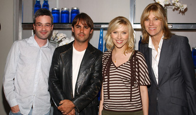 Scarlett Johansson, Alex Kurtzman, Laurie MacDonald and Roberto Orci at event of Sala (2005)