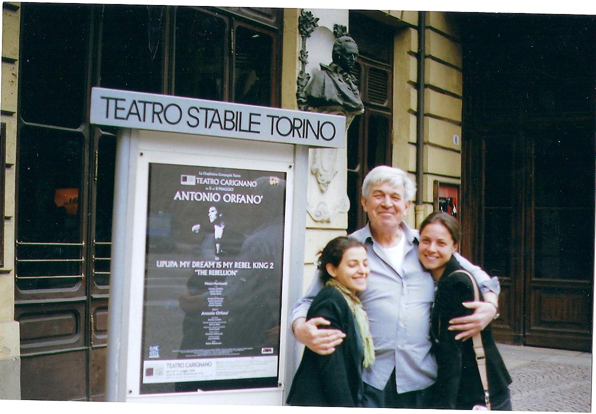 Torino-Teatro Carignano/Olimpiadi della Cultura/ LORENZA CAROLEO(a destra della foto)e LARA CHIELLINO(a sinistra della foto)con Mr.GINETTO(responsabile tecnico)davanti al Teatro Carignano durante una pausa prove di Upupa My Dream is My Rebel king/regia d