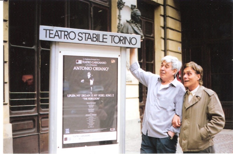 Torino- Antonio Orfanò con Mr.Ginetto,responsabile tecnico del Carignano,davanti al Teatro Carignano