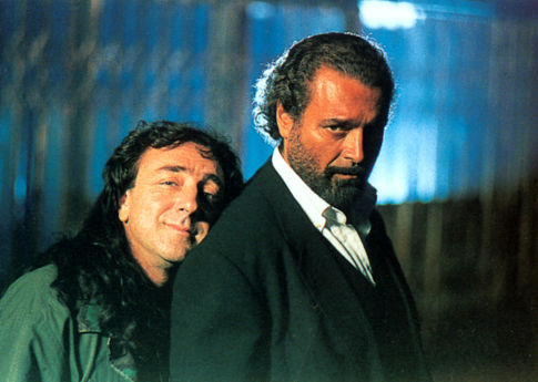 Still of Diego Abatantuono and Silvio Orlando in Figli di Annibale (1998)