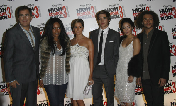 Corbin Bleu, Kenny Ortega, Ashley Tisdale, Vanessa Hudgens, Zac Efron and Amel Bent at event of High School Musical 3: Senior Year (2008)