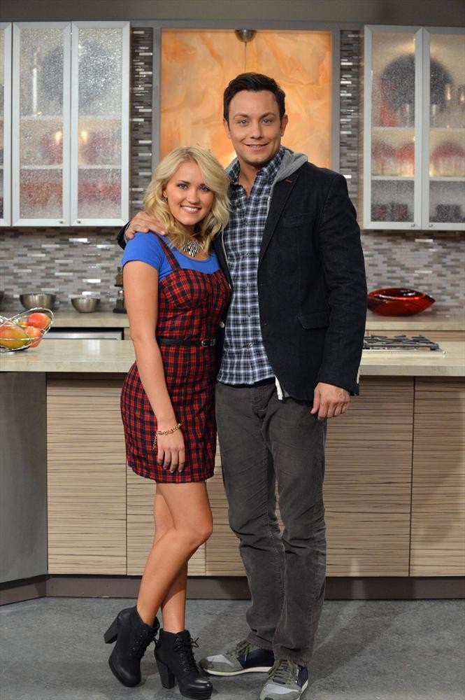 Still of Emily Osment and Jonathan Sadowski in Young & Hungry (2014)