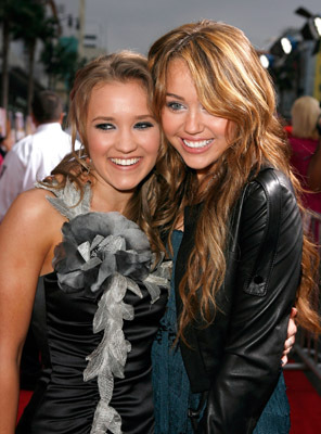 Emily Osment and Miley Cyrus at event of Hana Montana: filmas (2009)