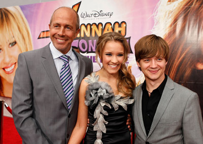 Peter Chelsom, Emily Osment and Jason Earles at event of Hana Montana: filmas (2009)