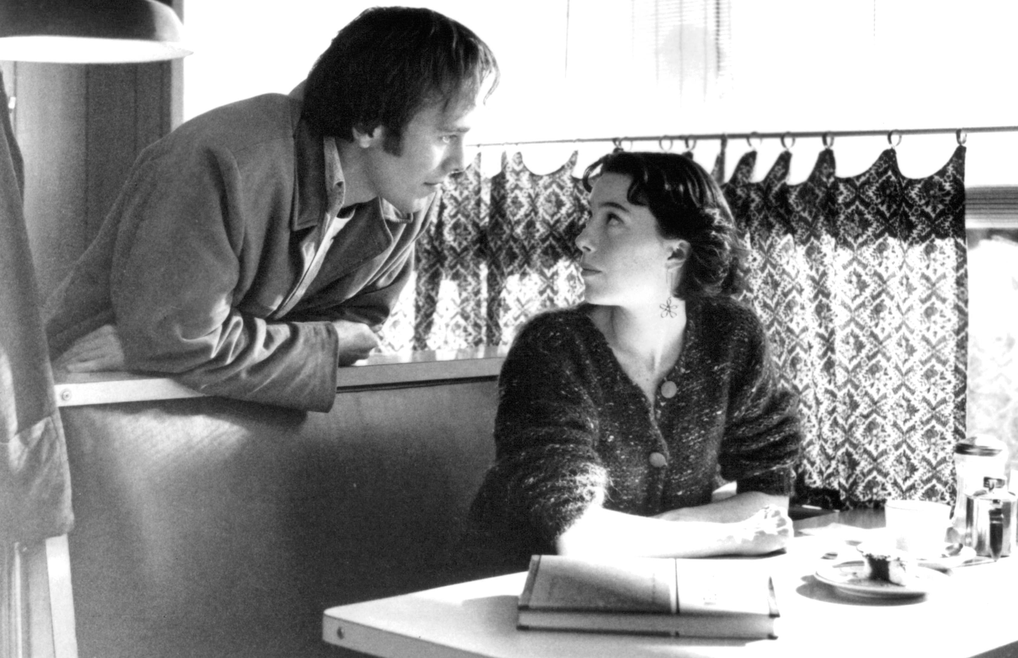 Still of Peter Outerbridge and Molly Parker in Kissed (1996)