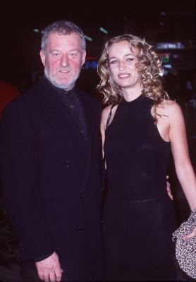 Bernard Hill and Camilla Overbye Roos at event of Titanikas (1997)