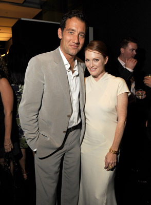 Julianne Moore and Clive Owen at event of Mother and Child (2009)